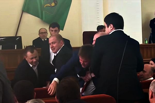 Охоронці Кернеса винесли екс-депутата із зали засідань