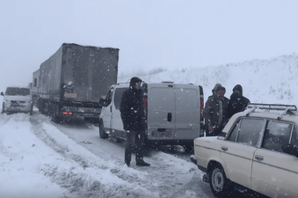 Трасу Дніпро-Харків зупинив сніг (СПИСОК ЗАКРИТИХ ШЛЯХІВ)