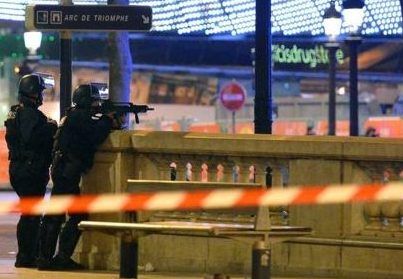 У Парижі на Єлисейських полях застрелили поліцейського