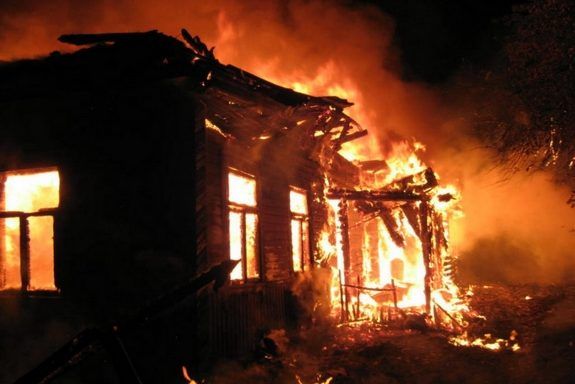 Хлопчик врятував трьох братів з палаючого будинку