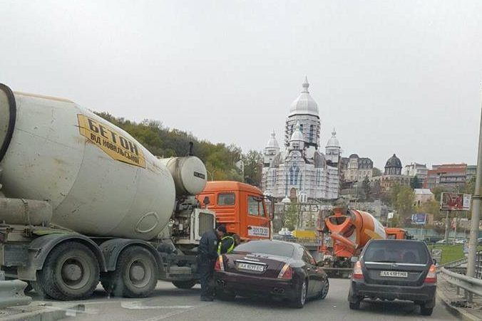 У Києві бетономішалка протаранила Maserati
