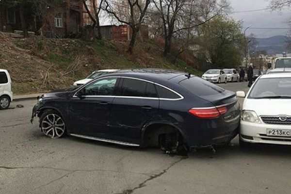 Дівчина на Mercedes розбила 11 припаркованих авто