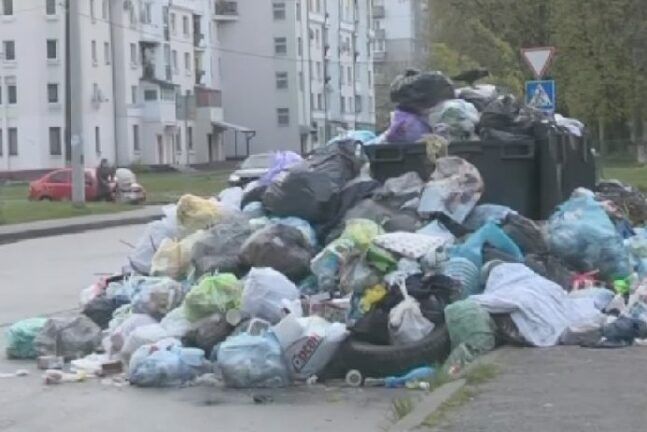 Львів потопає у бруді й смороді: люди не можуть привідкрити вікна через сміття
