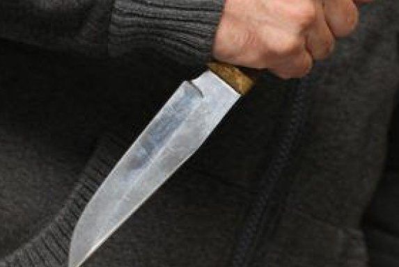 Шість ударів ножем в груди