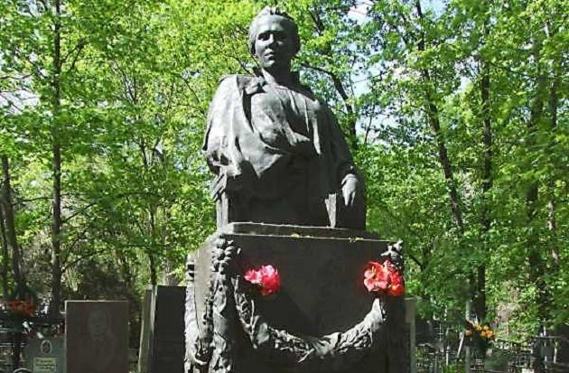 У Києві пограбували могилу Лесі Українки