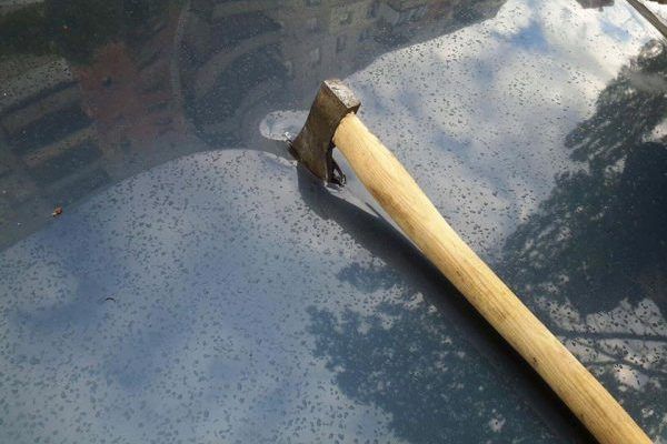 В Ужгороді автомобіль активіста проткнули сокирою