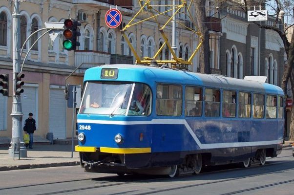 Одесит проїхався в трамваї на мопеді