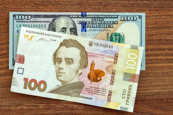 Яким буде курс долара до кінця літа