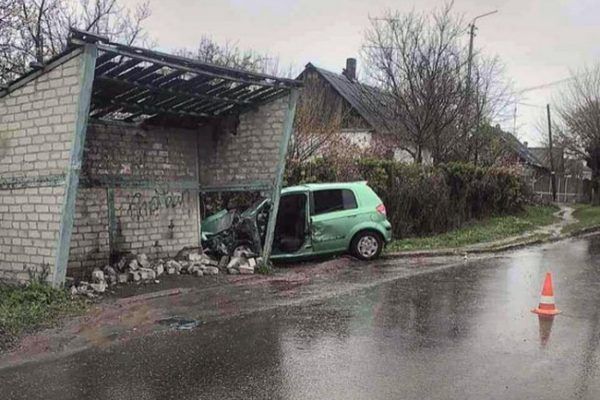 На Донбасі іномарка влетіла у зупинку, 5 постраждалих