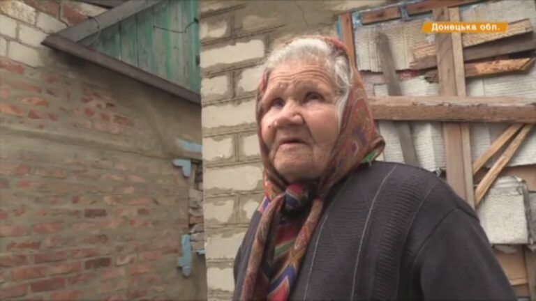 Зачем стреляют? Лучше бы заехали, я б их чаем напоила — женщина об атаках боевиков