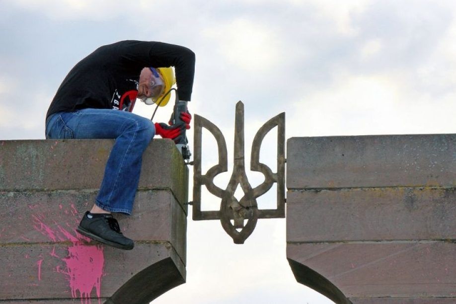 В Польше разрушили памятник воинам УПА