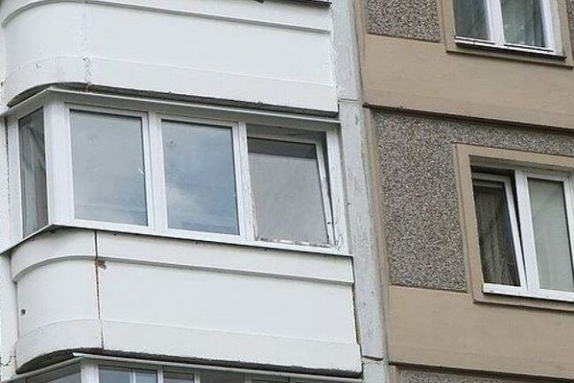 В России женщина свесила младенца с балкона