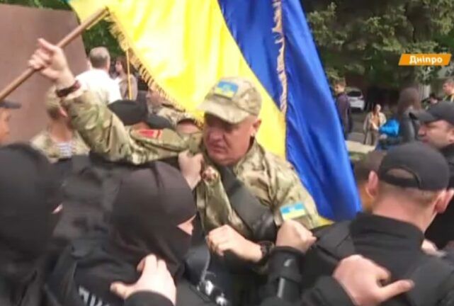Цветы, столкновения и десятки раненых — как в Украине проходил День победы над нацизмом