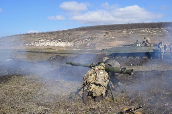 Держат в тонусе и днем, и ночью. Боевиков 9 мая не остановил даже парад