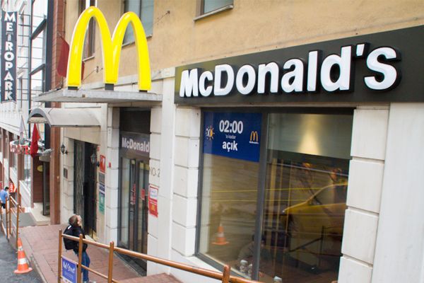 Співробітниця McDonald`s вилила склянку окропу на хлопчика, щоб заспокоїти