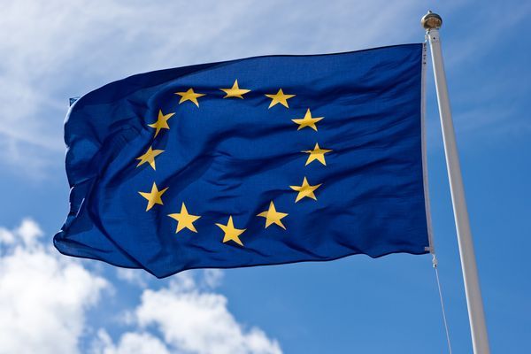 На Донбасі підняли прапор Євросоюзу