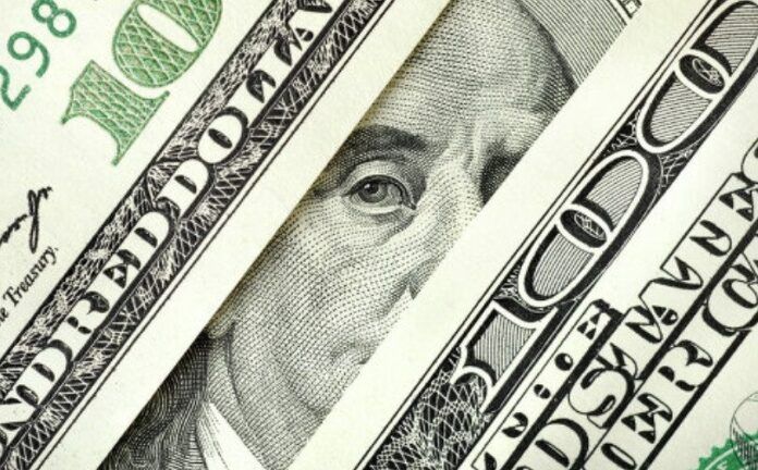 Долар дешевшає – українці продають валюту