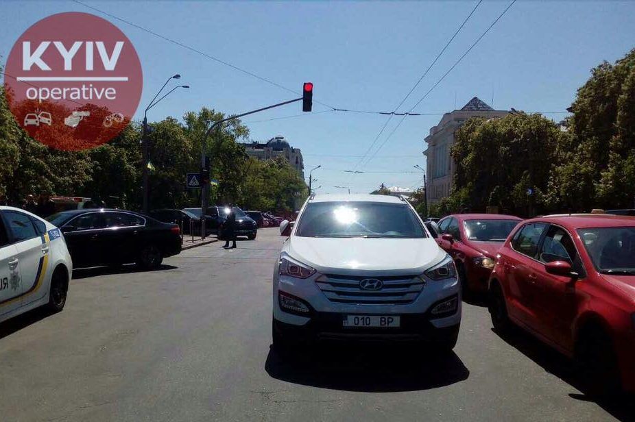 Дівчина припаркувала авто посеред дороги