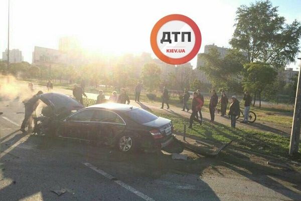 У Києві водій з трьома дівчатами влетів у відбійник