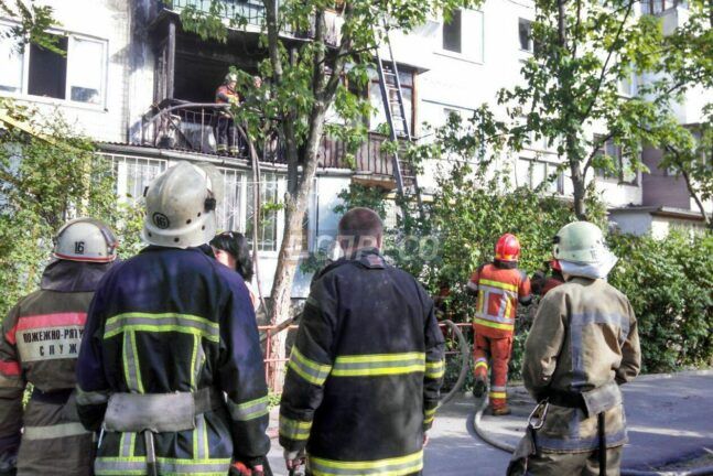 В Киеве окурок упал на балкон — сгорели три квартиры