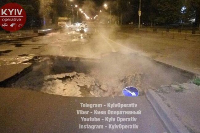 Прорив тепломережі в Києві: на дорозі величезна яма, понад 25 будинків без води