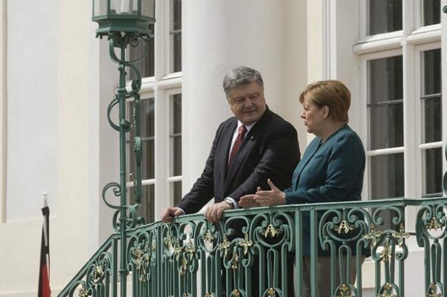 Порошенко и Меркель обсудили сценарий давления на Россию