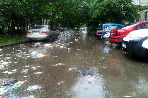 Львовский мусор плавает по улицам из-за сильных дождей