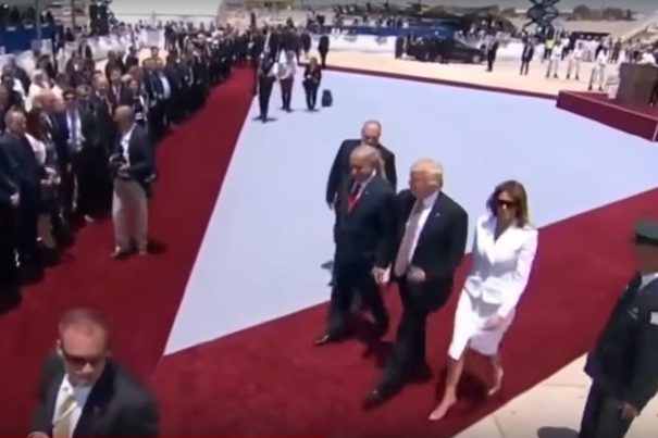 Мелания Трамп отказалась взять за руку мужа в Израиле