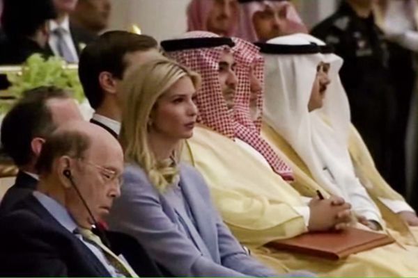 Голос Трампа убаюкал министра торговли, и тот уснул прямо перед камерами