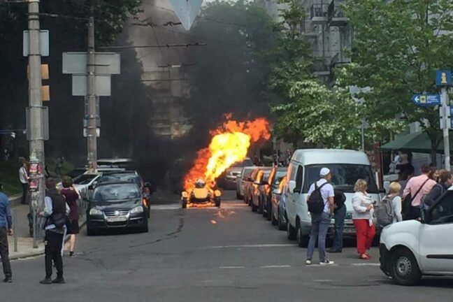 У центрі Києва квадроцикл згорів на ходу