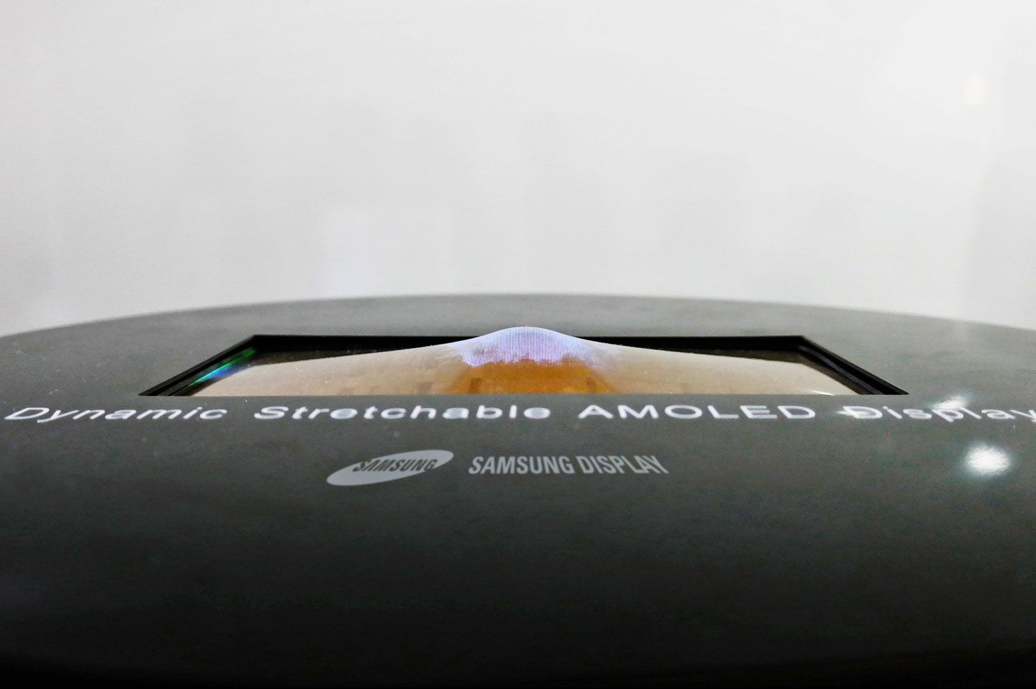 Samsung показала OLED-дисплей, который можно свернуть в рулон