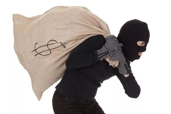Дерево помешало пьяному грабителю скрыться от полиции