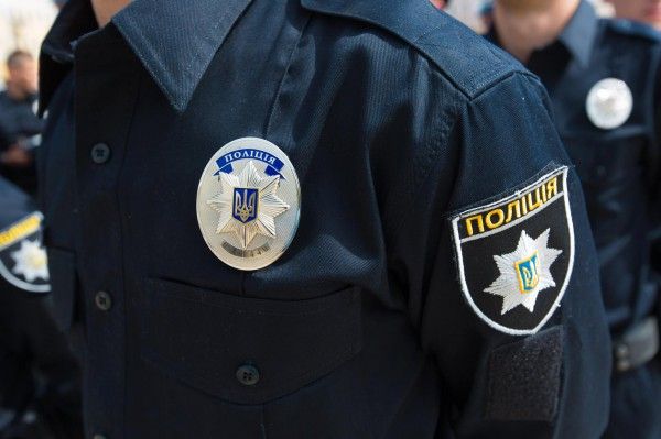 В Киеве полицейские избили прохожего, который снимал их на видео