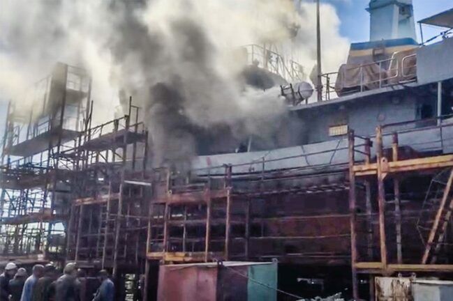 В Николаеве горит корабль ВМС Украины