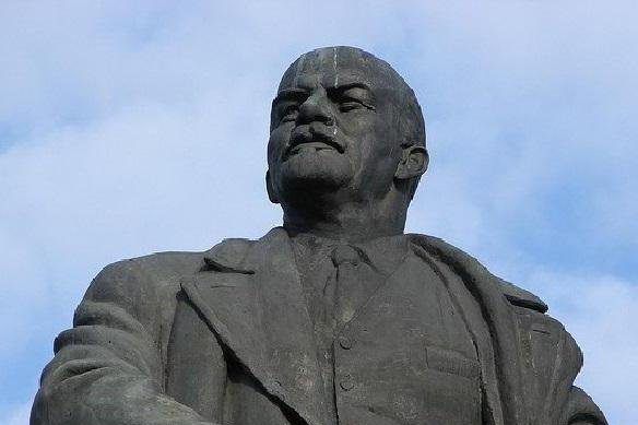 В России школьники разбили памятник Ленину битами