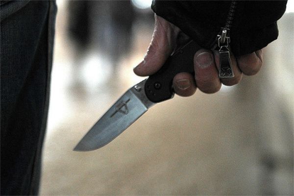 В Киеве мужчина с ножом напал на 15-летнюю девочку из-за 30 грн
