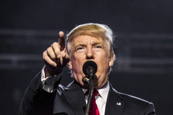 Трамп проиграл в своем фирменном рукопожатии