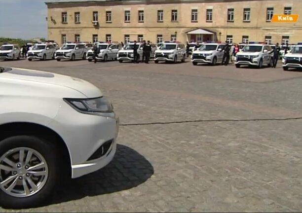 Новенькие полицейские гибридные Mitsubishi Outlander