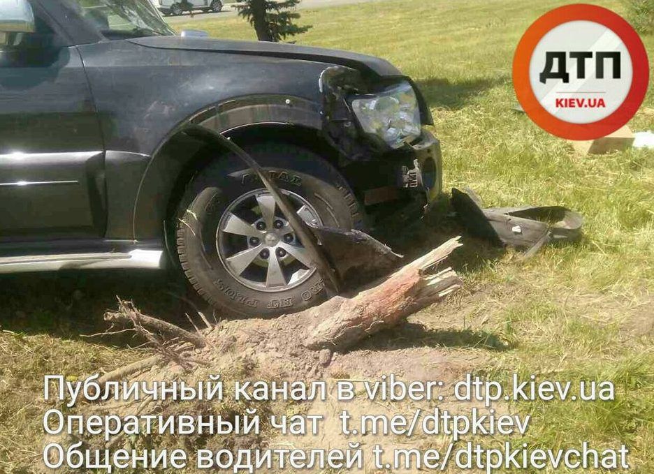 В Киеве джип с детьми в салоне протаранил дерево