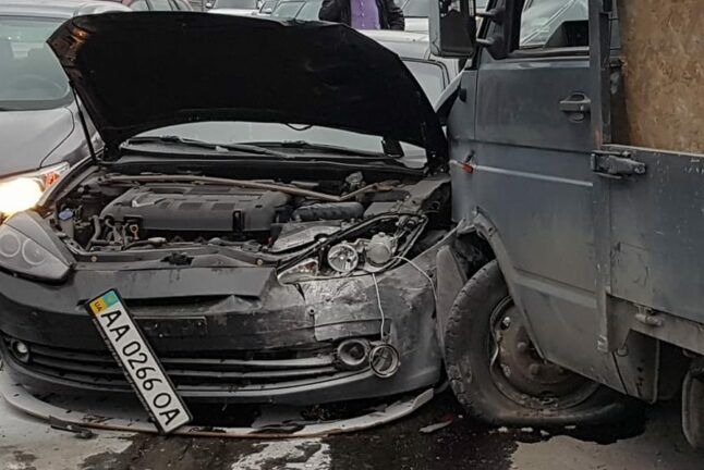 Аварія у Києві з 5 авто: водій вантажівки заснув за кермом