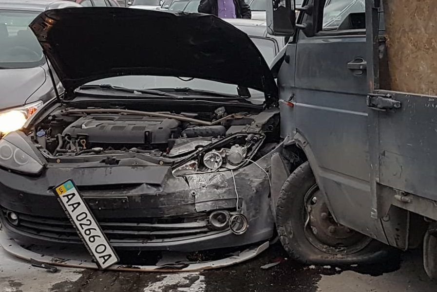 Авария в Киеве с 5 авто: водитель грузовика уснул за рулем