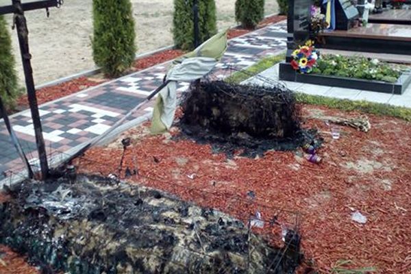 В Ирпене вандалы сожгли могилы украинских бойцов