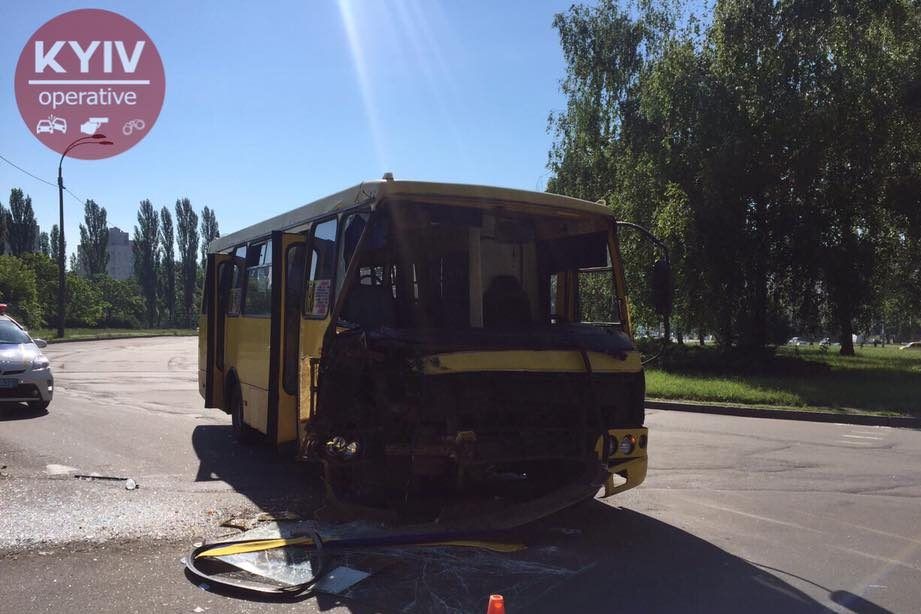 У Києві зіткнулися маршрутка та автобус
