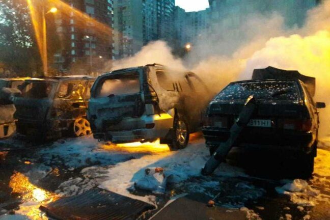 Ночной пожар в Киеве: в огне оказались 8 машин