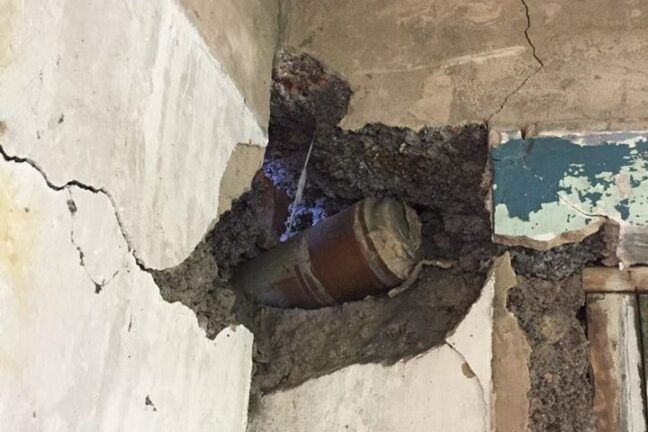 Боевики обстреляли Авдеевку из танков — снаряд застрял в стене дома