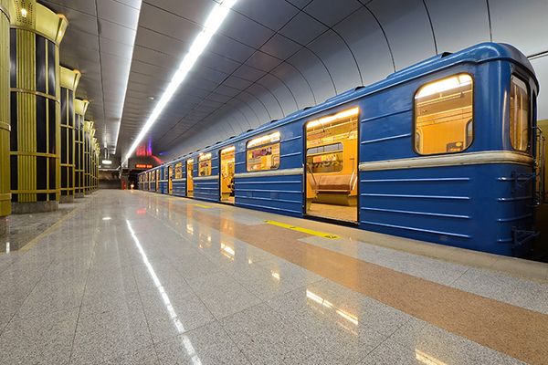 Пассажиры метро вытолкали сломавшийся поезд