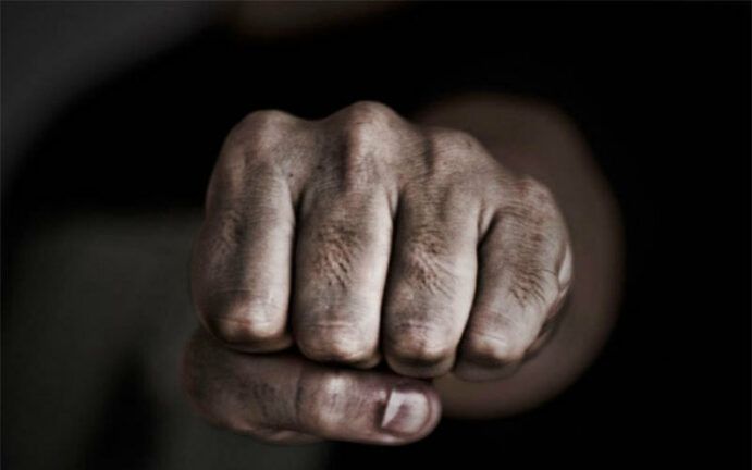 В наручниках и резиновой битой! Тюремный надзиратель зверски избил подростка-инвалида