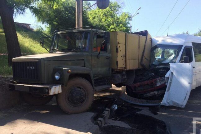У Кривому Розі маршрутка врізалася у вантажівку: 8 осіб госпіталізовано