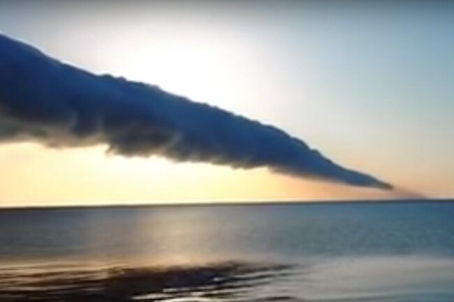 Над Азовским морем раскинулось облако-рулон