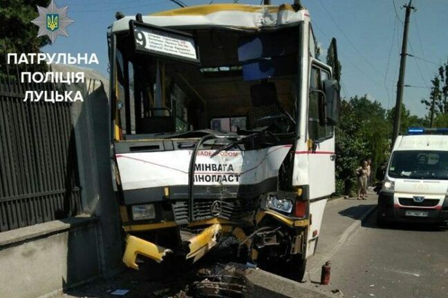 В Луцке маршрутка въехала в столб: люди вылетели из машины, есть пострадавшие